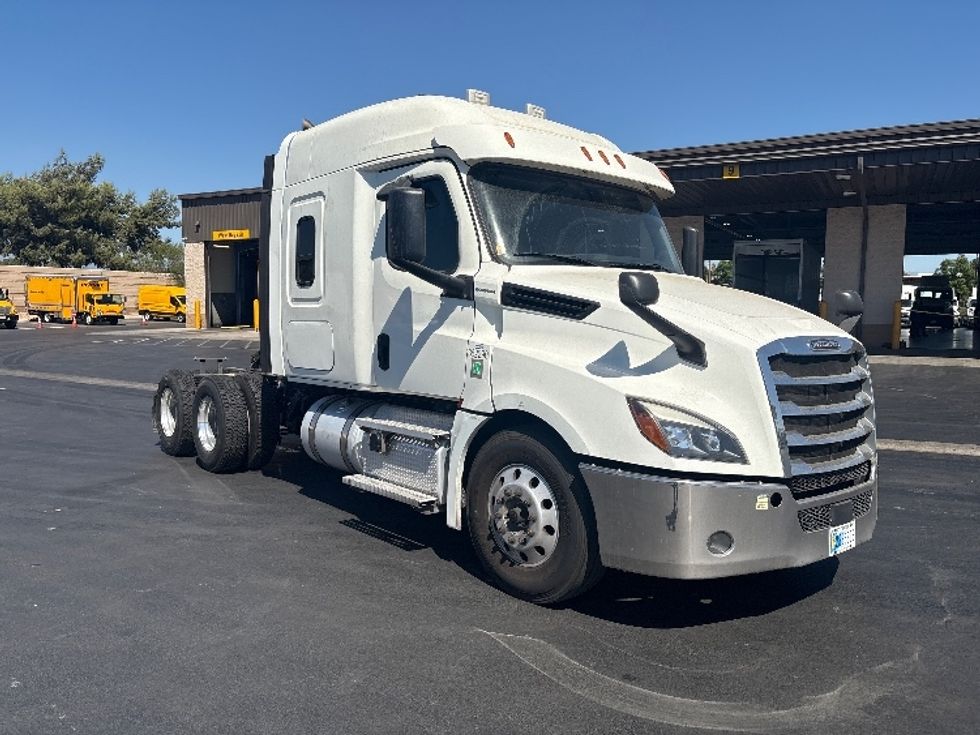 Sleeper Tractor-Heavy Duty Tractors-Freightliner-2020-T12664ST-Fontana-CA-275,759\n\t\tmiles-$ 79,750 - Image 1