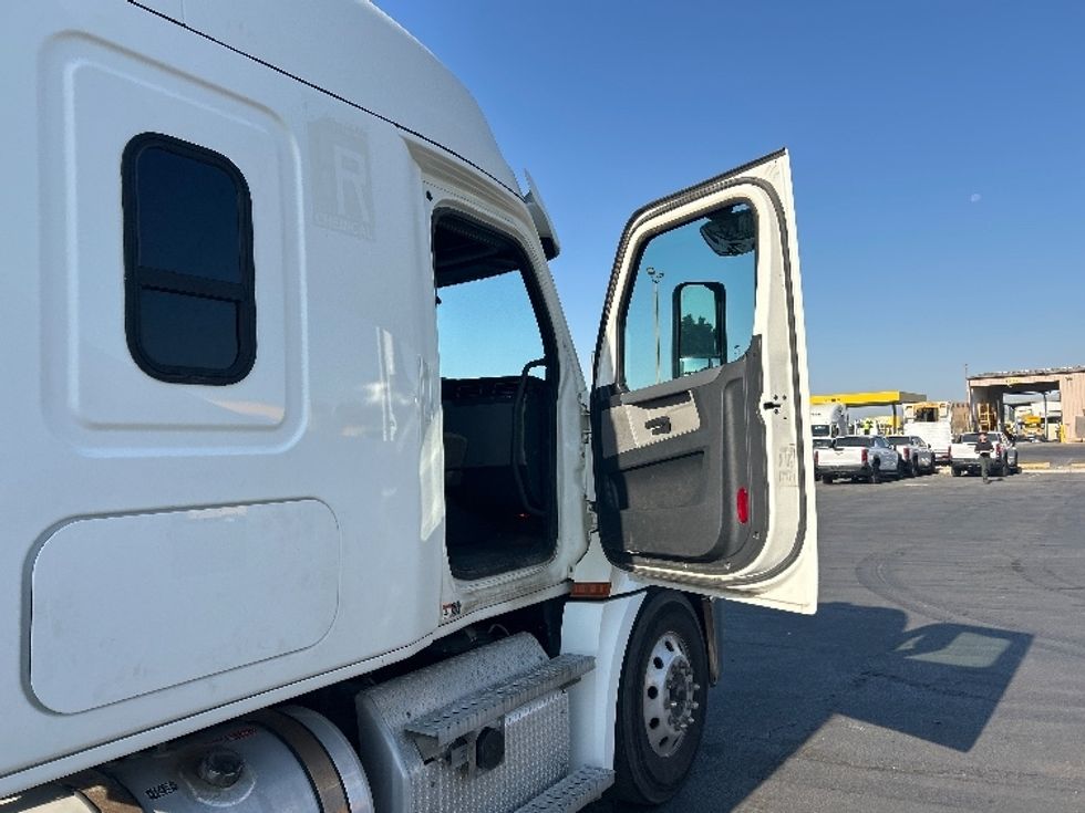 Sleeper Tractor-Heavy Duty Tractors-Freightliner-2020-T12664ST-Fontana-CA-275,759\n\t\tmiles-$ 79,750 - Image 13