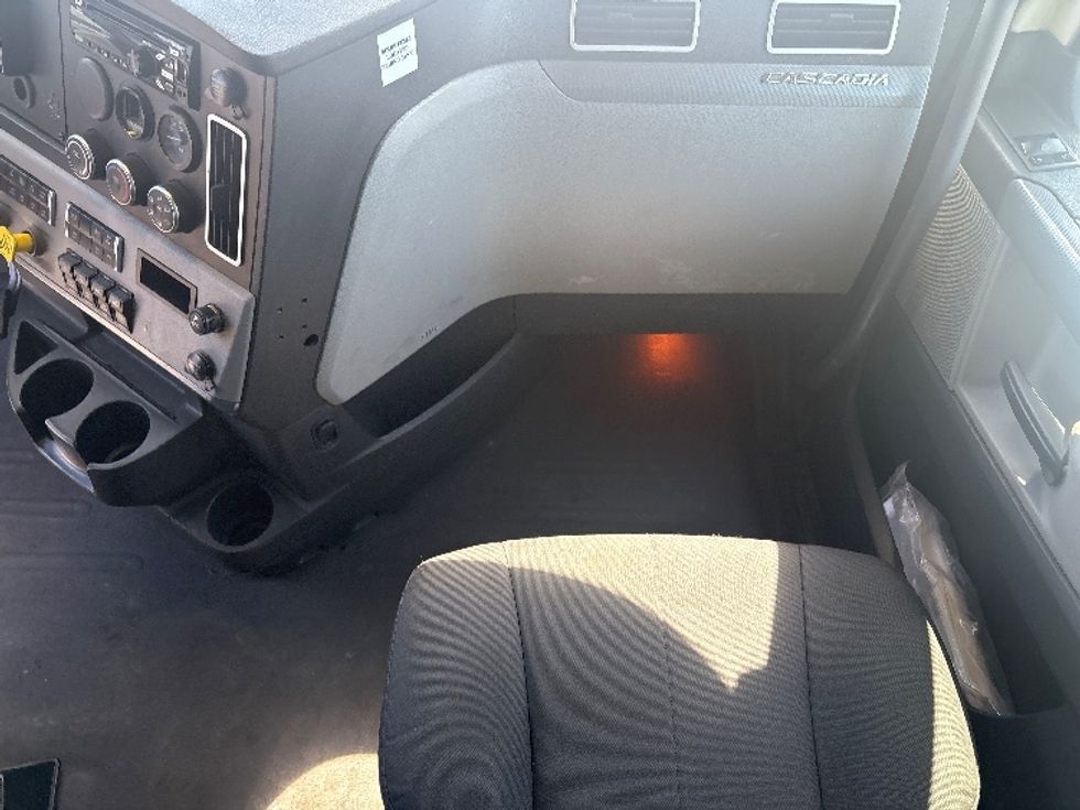 Sleeper Tractor-Heavy Duty Tractors-Freightliner-2020-T12664ST-Fontana-CA-275,759\n\t\tmiles-$ 79,750 - Image 14