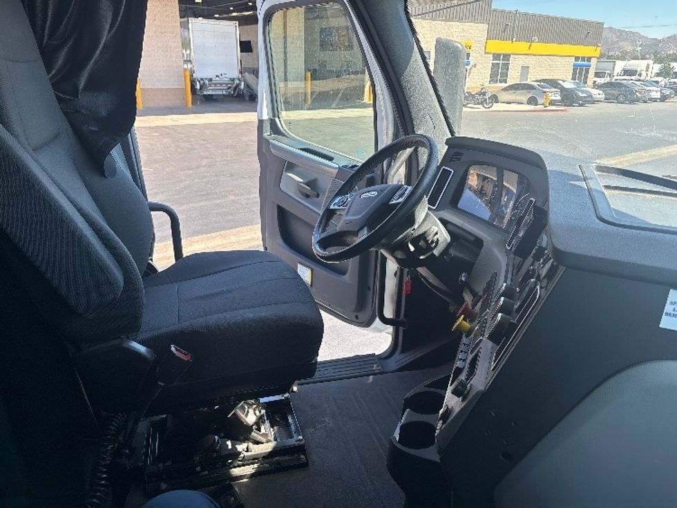 Sleeper Tractor-Heavy Duty Tractors-Freightliner-2020-T12664ST-Fontana-CA-275,759\n\t\tmiles-$ 79,750 - Image 15