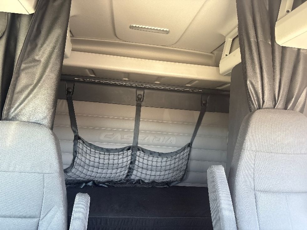 Sleeper Tractor-Heavy Duty Tractors-Freightliner-2020-T12664ST-Fontana-CA-275,759\n\t\tmiles-$ 79,750 - Image 16