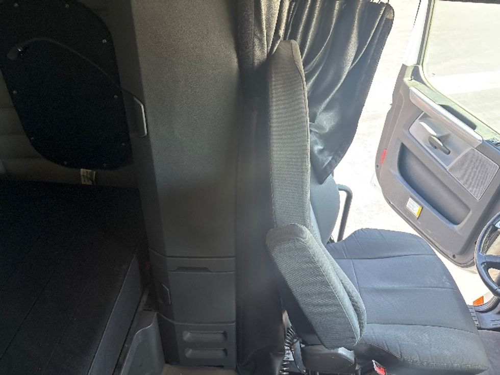 Sleeper Tractor-Heavy Duty Tractors-Freightliner-2020-T12664ST-Fontana-CA-275,759\n\t\tmiles-$ 79,750 - Image 18