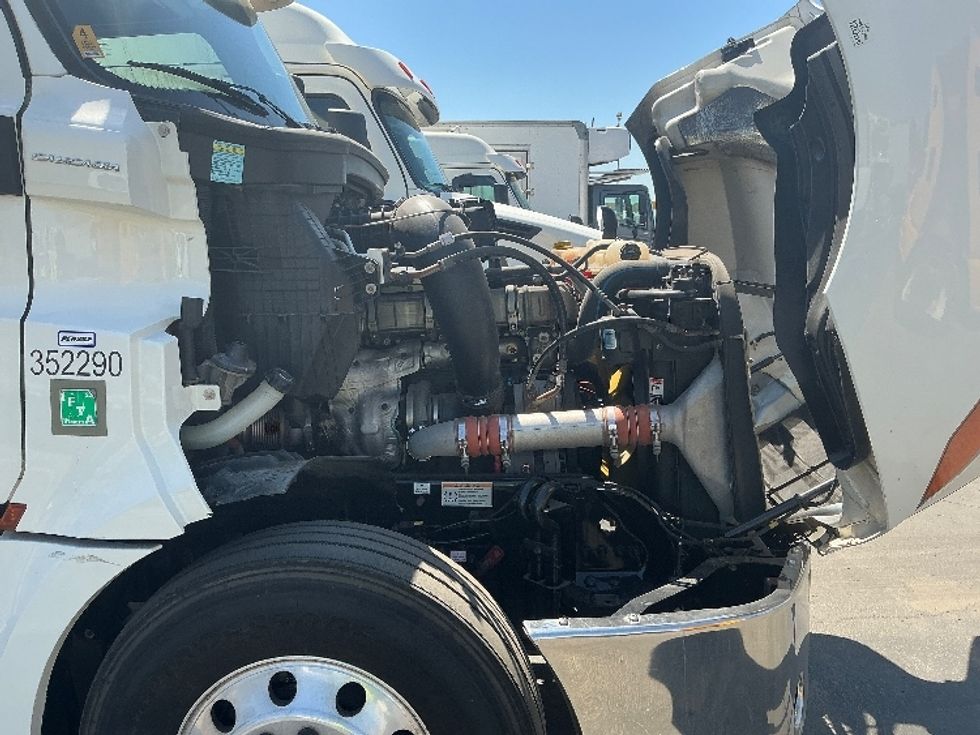 Sleeper Tractor-Heavy Duty Tractors-Freightliner-2020-T12664ST-Fontana-CA-275,759\n\t\tmiles-$ 79,750 - Image 20