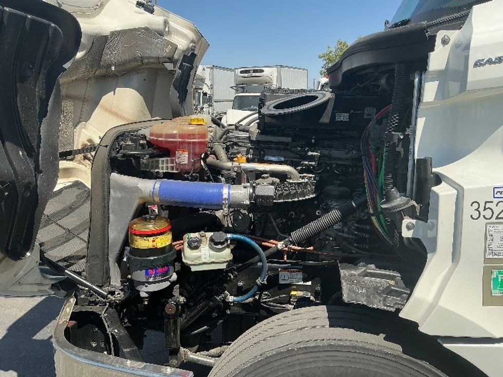 Sleeper Tractor-Heavy Duty Tractors-Freightliner-2020-T12664ST-Fontana-CA-275,759\n\t\tmiles-$ 79,750 - Image 21