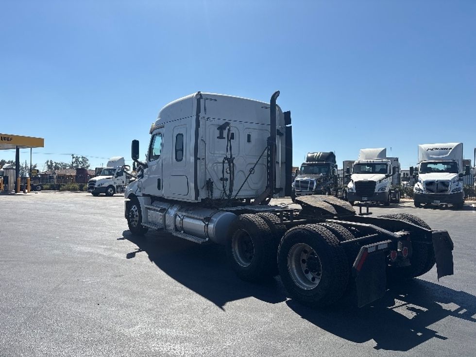 Sleeper Tractor-Heavy Duty Tractors-Freightliner-2020-T12664ST-Fontana-CA-275,759\n\t\tmiles-$ 79,750 - Image 5