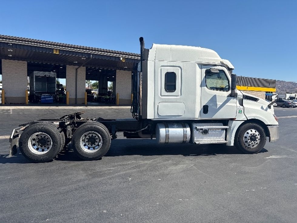 Sleeper Tractor-Heavy Duty Tractors-Freightliner-2020-T12664ST-Fontana-CA-275,759\n\t\tmiles-$ 79,750 - Image 8