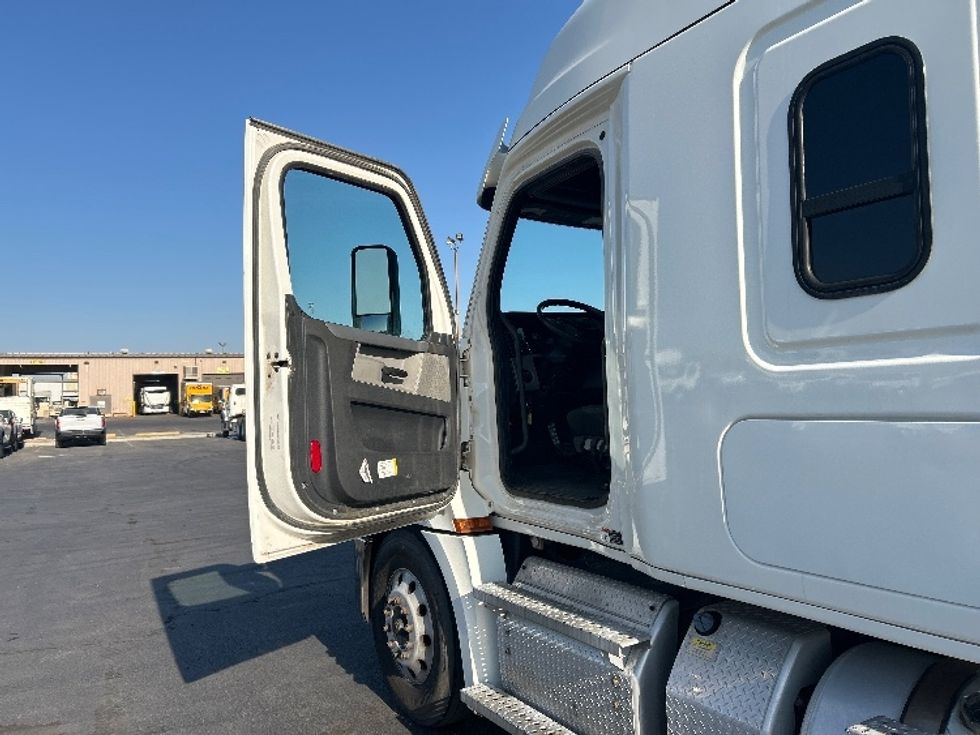 Sleeper Tractor-Heavy Duty Tractors-Freightliner-2020-T12664ST-Fontana-CA-275,759\n\t\tmiles-$ 79,750 - Image 9