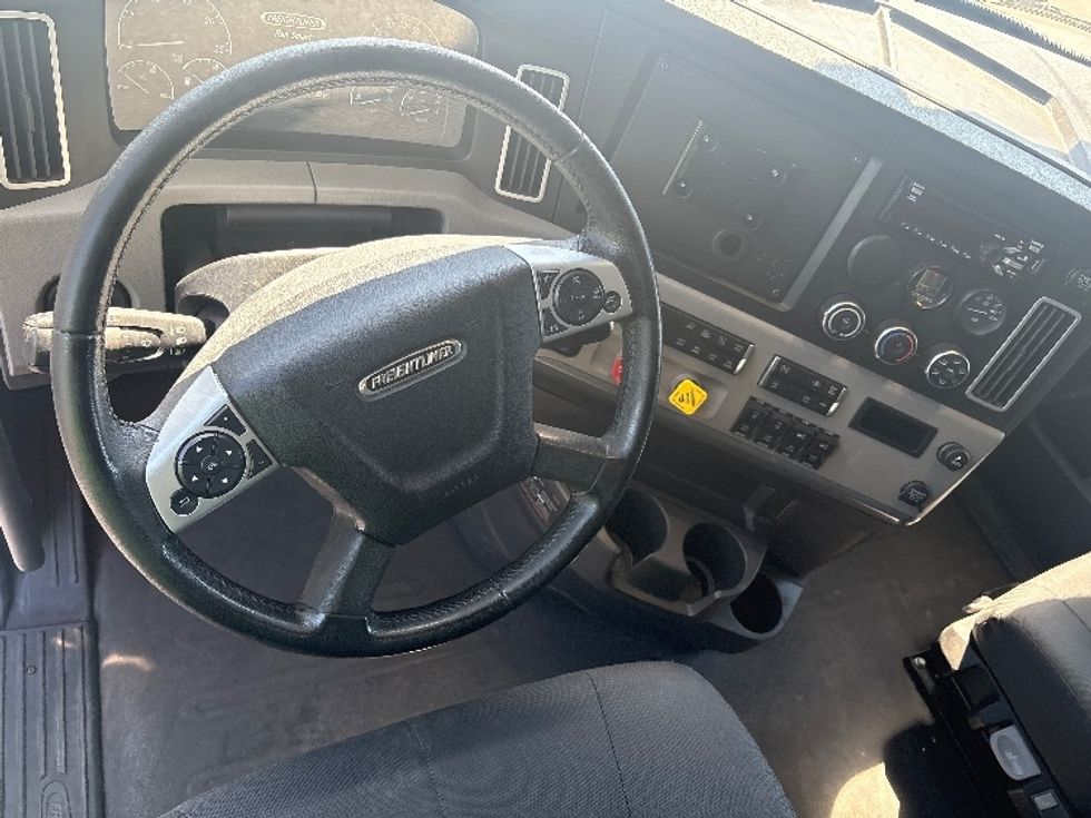 Sleeper Tractor-Heavy Duty Tractors-Freightliner-2020-T12664ST-Fontana-CA-275,759\n\t\tmiles-$ 86,000 - Image 11