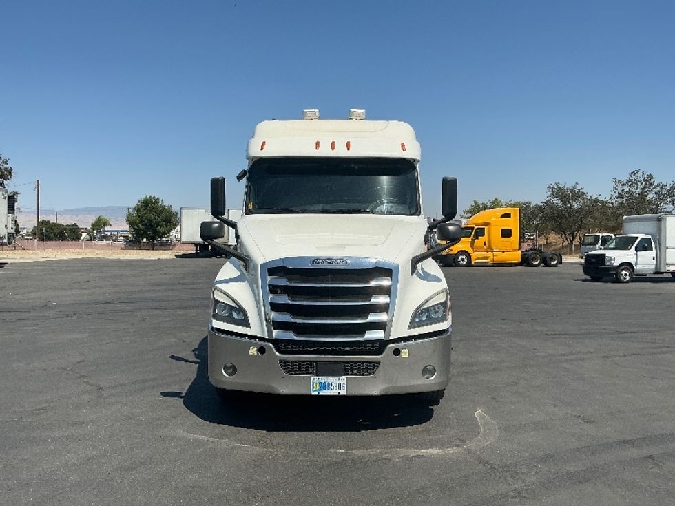 Sleeper Tractor-Heavy Duty Tractors-Freightliner-2020-T12664ST-Fontana-CA-275,759\n\t\tmiles-$ 86,000 - Image 2