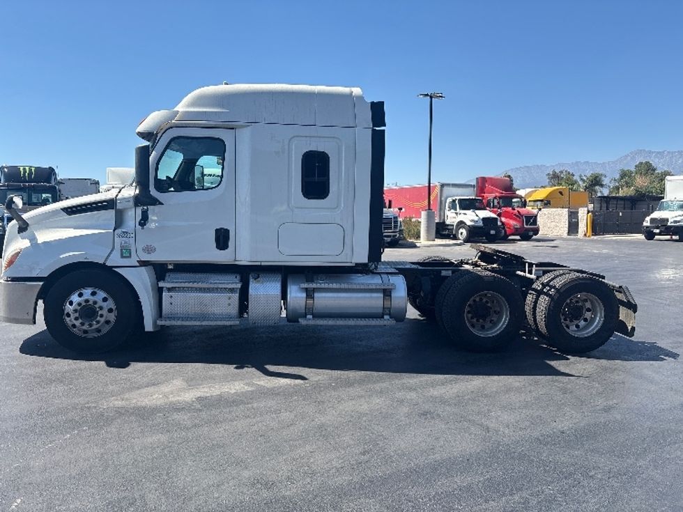 Sleeper Tractor-Heavy Duty Tractors-Freightliner-2020-T12664ST-Fontana-CA-275,759\n\t\tmiles-$ 86,000 - Image 4