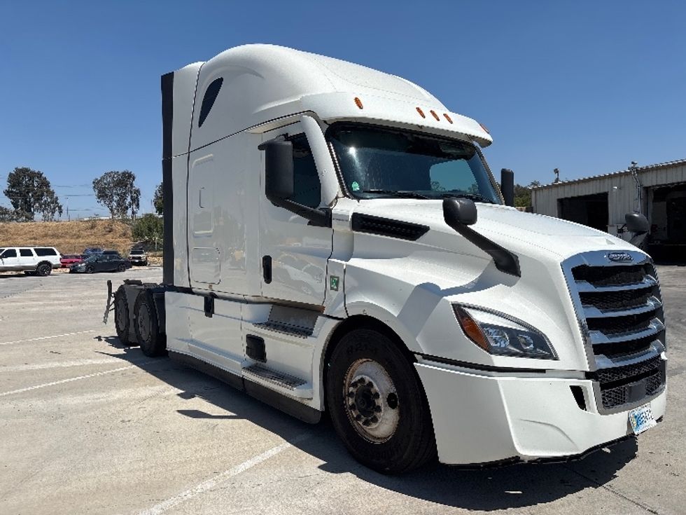 Sleeper Tractor-Heavy Duty Tractors-Freightliner-2020-T12664ST-Fontana-CA-416,380\n\t\tmiles-$ 68,000 - Image 1