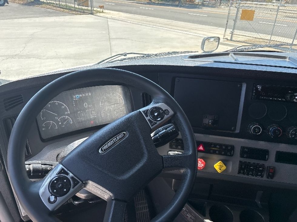 Sleeper Tractor-Heavy Duty Tractors-Freightliner-2020-T12664ST-Fontana-CA-416,380\n\t\tmiles-$ 68,000 - Image 10