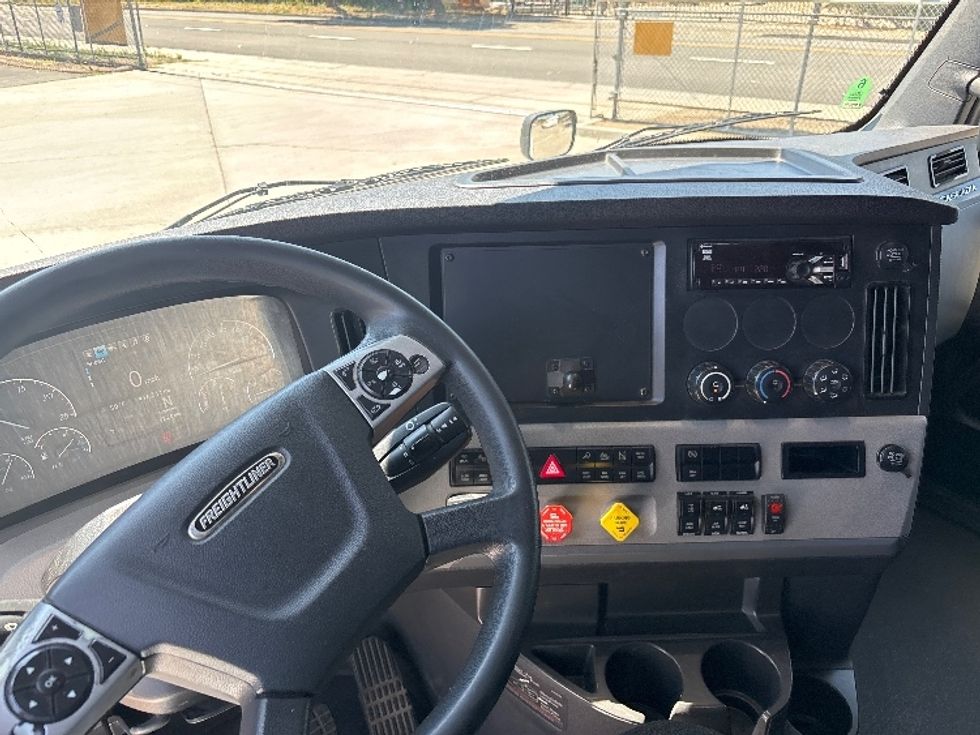 Sleeper Tractor-Heavy Duty Tractors-Freightliner-2020-T12664ST-Fontana-CA-416,380\n\t\tmiles-$ 68,000 - Image 11