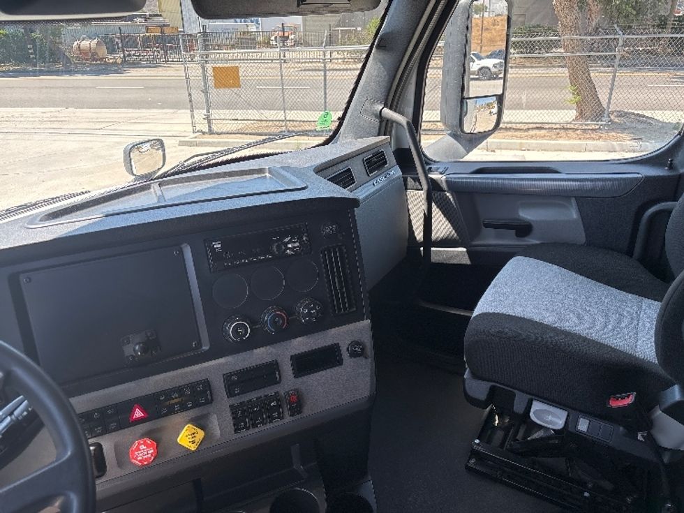Sleeper Tractor-Heavy Duty Tractors-Freightliner-2020-T12664ST-Fontana-CA-416,380\n\t\tmiles-$ 68,000 - Image 12