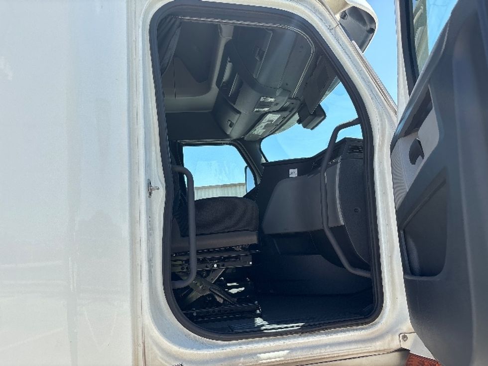 Sleeper Tractor-Heavy Duty Tractors-Freightliner-2020-T12664ST-Fontana-CA-416,380\n\t\tmiles-$ 68,000 - Image 13