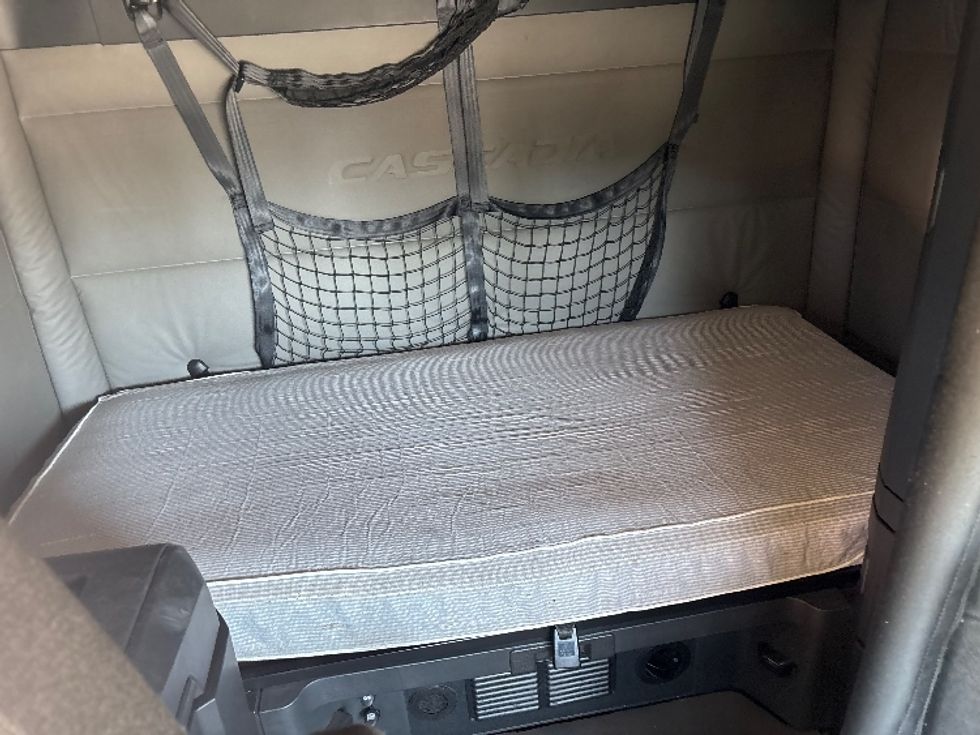 Sleeper Tractor-Heavy Duty Tractors-Freightliner-2020-T12664ST-Fontana-CA-416,380\n\t\tmiles-$ 68,000 - Image 16