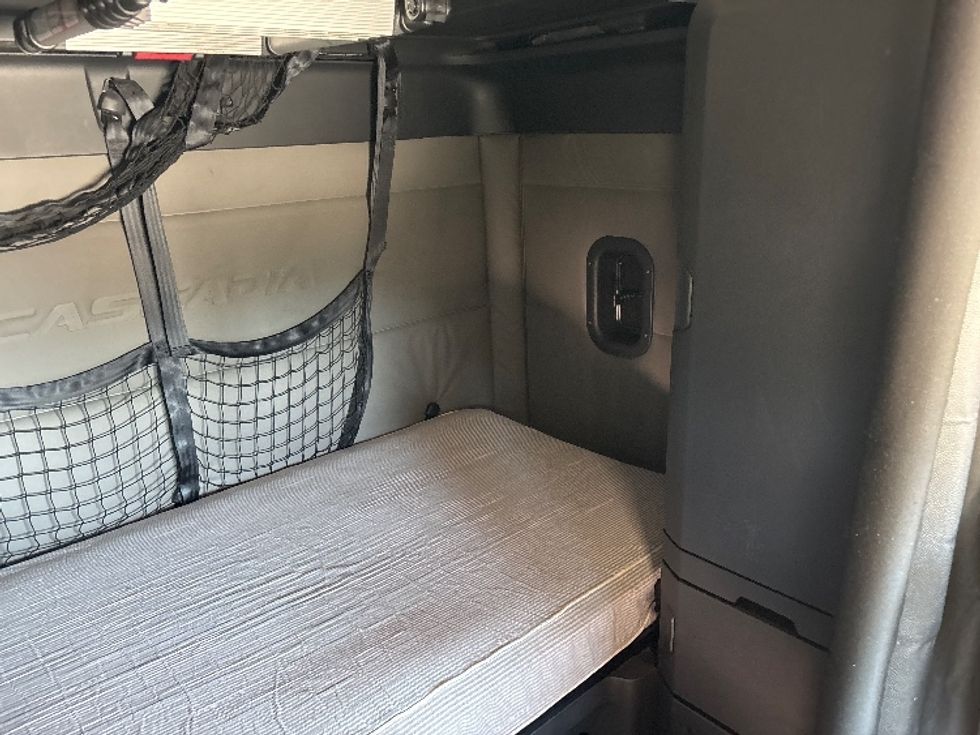 Sleeper Tractor-Heavy Duty Tractors-Freightliner-2020-T12664ST-Fontana-CA-416,380\n\t\tmiles-$ 68,000 - Image 18