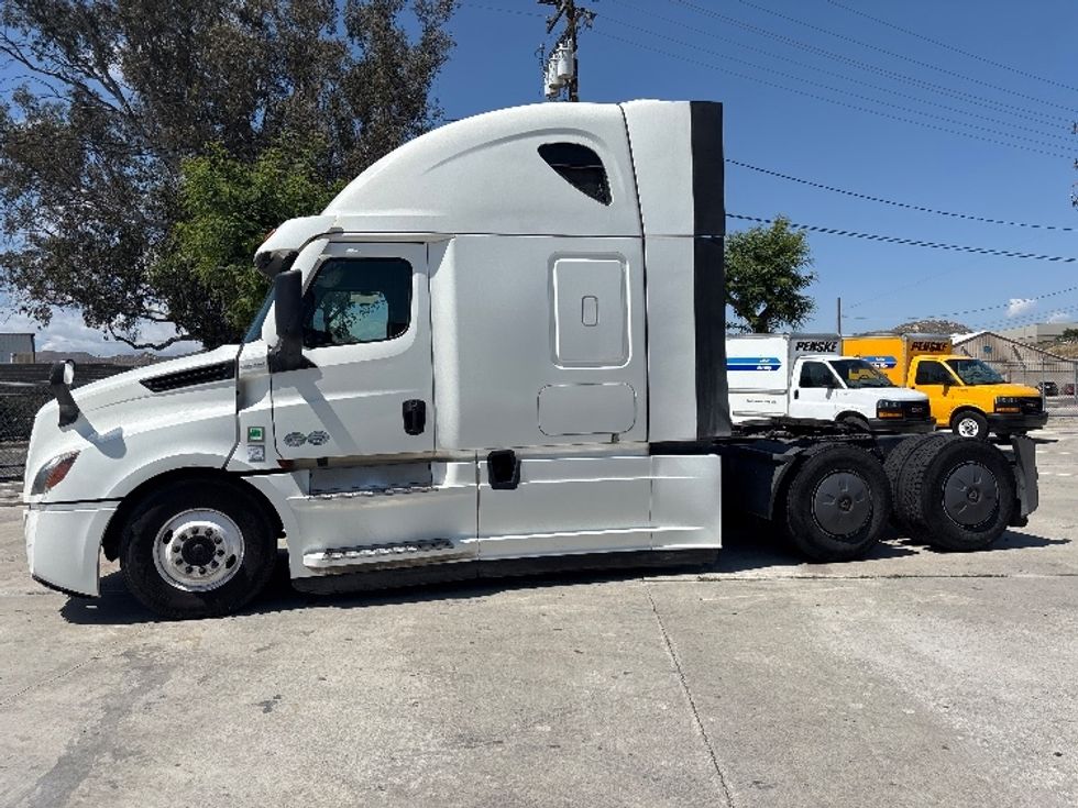Sleeper Tractor-Heavy Duty Tractors-Freightliner-2020-T12664ST-Fontana-CA-416,380\n\t\tmiles-$ 68,000 - Image 4