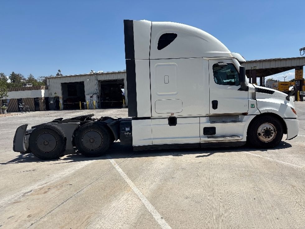 Sleeper Tractor-Heavy Duty Tractors-Freightliner-2020-T12664ST-Fontana-CA-416,380\n\t\tmiles-$ 68,000 - Image 8