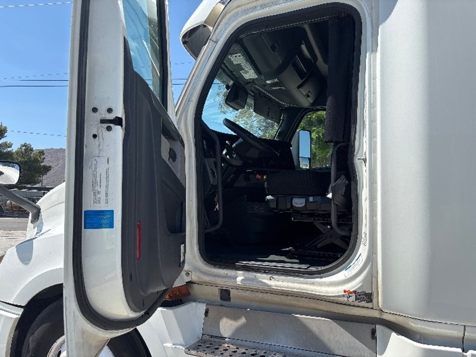 Sleeper Tractor-Heavy Duty Tractors-Freightliner-2020-T12664ST-Fontana-CA-416,380\n\t\tmiles-$ 68,000 - Image 9