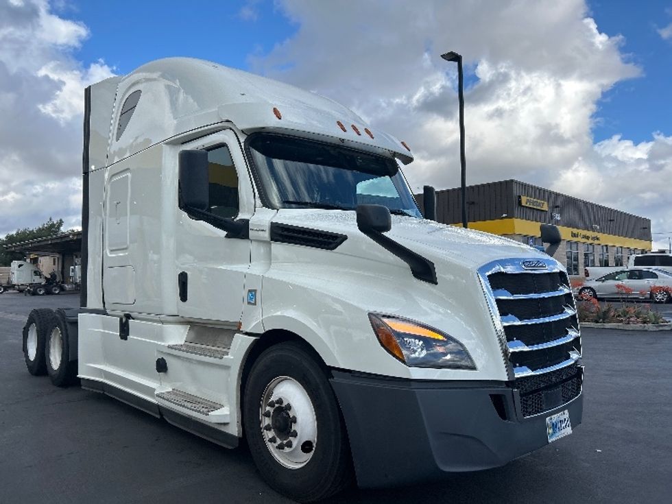 Sleeper Tractor-Heavy Duty Tractors-Freightliner-2020-T12664ST-Fontana-CA-421,165\n\t\tmiles-$ 69,500 - Image 1