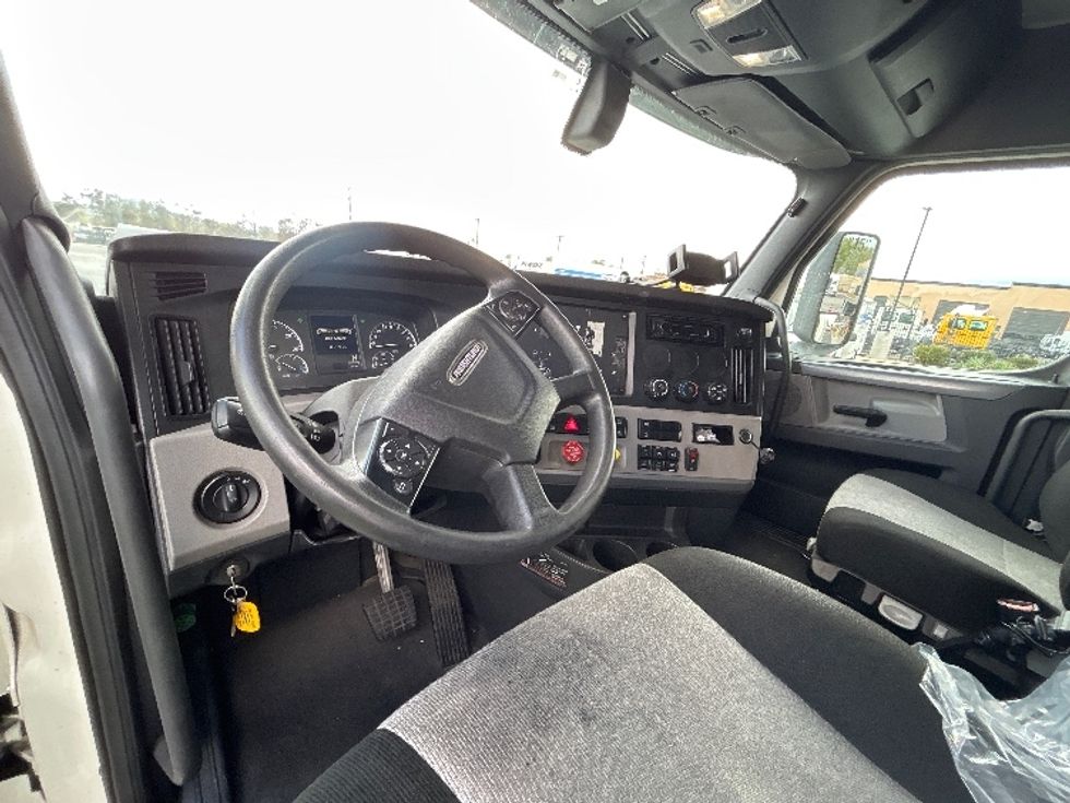 Sleeper Tractor-Heavy Duty Tractors-Freightliner-2020-T12664ST-Fontana-CA-421,165\n\t\tmiles-$ 69,500 - Image 10