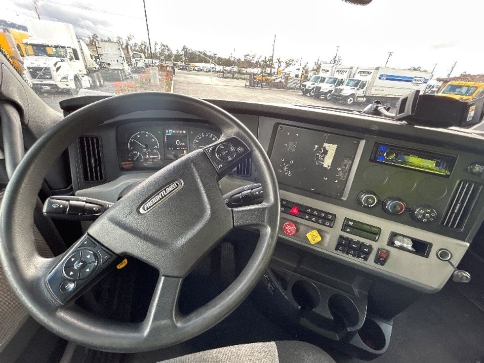 Sleeper Tractor-Heavy Duty Tractors-Freightliner-2020-T12664ST-Fontana-CA-421,165\n\t\tmiles-$ 69,500 - Image 11