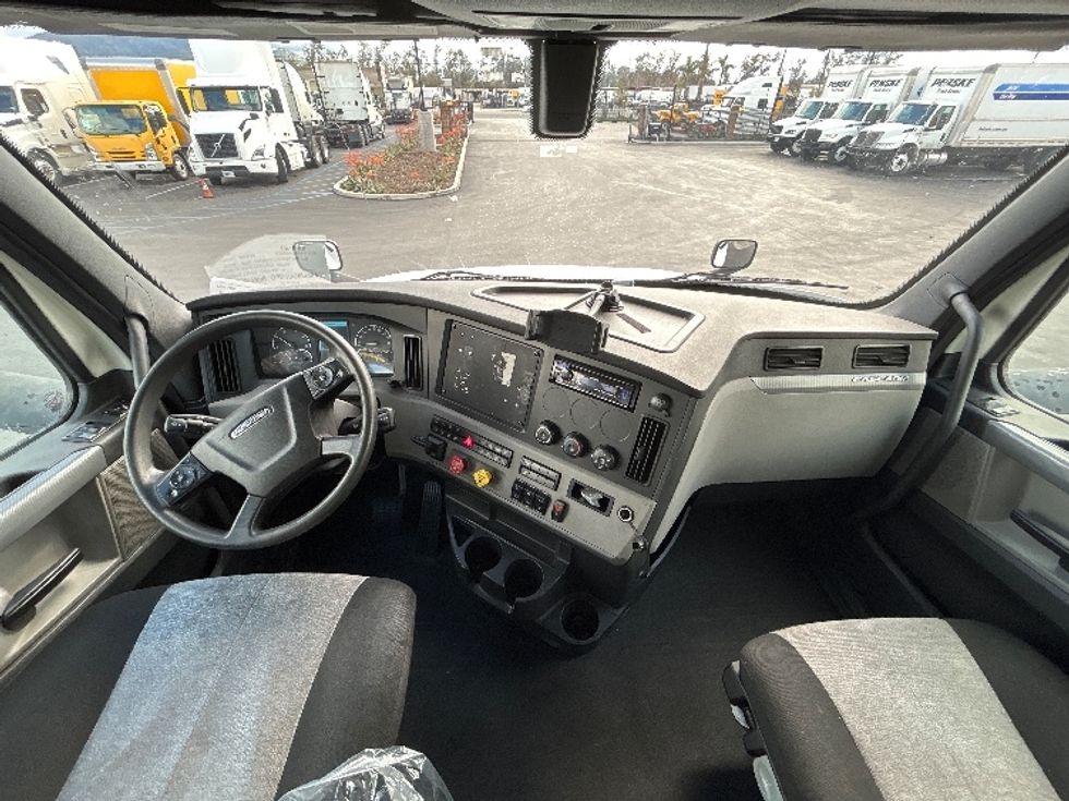 Sleeper Tractor-Heavy Duty Tractors-Freightliner-2020-T12664ST-Fontana-CA-421,165\n\t\tmiles-$ 69,500 - Image 12