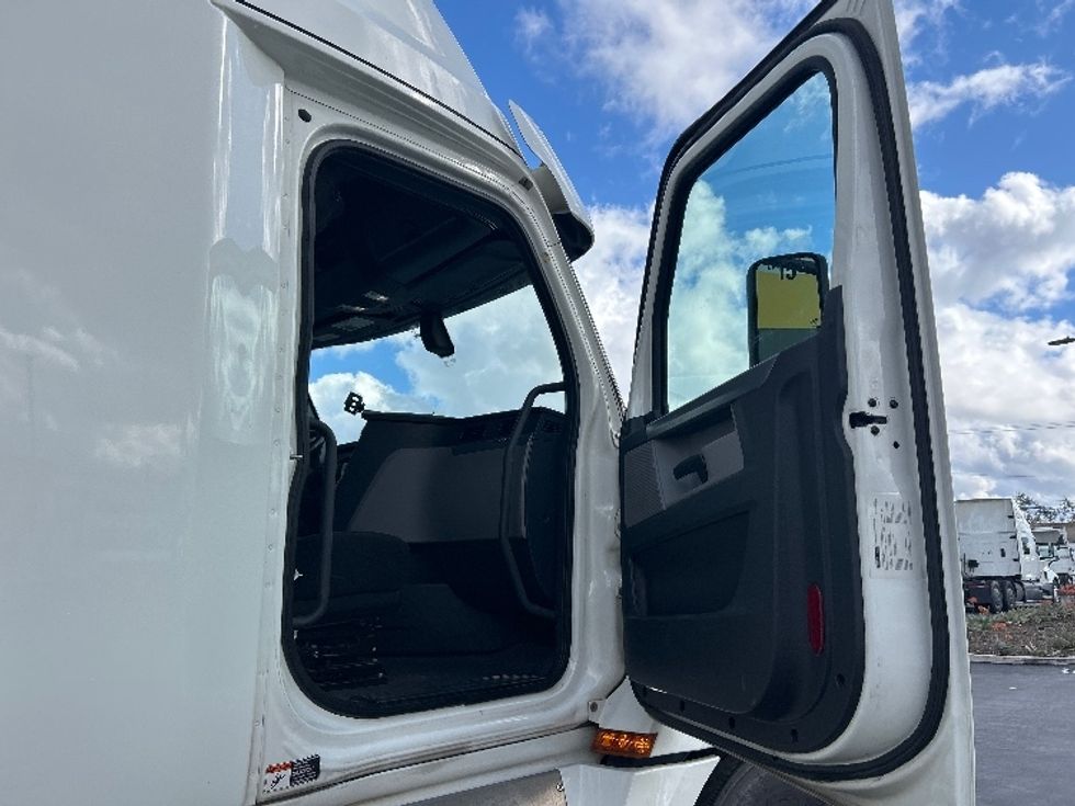Sleeper Tractor-Heavy Duty Tractors-Freightliner-2020-T12664ST-Fontana-CA-421,165\n\t\tmiles-$ 69,500 - Image 13