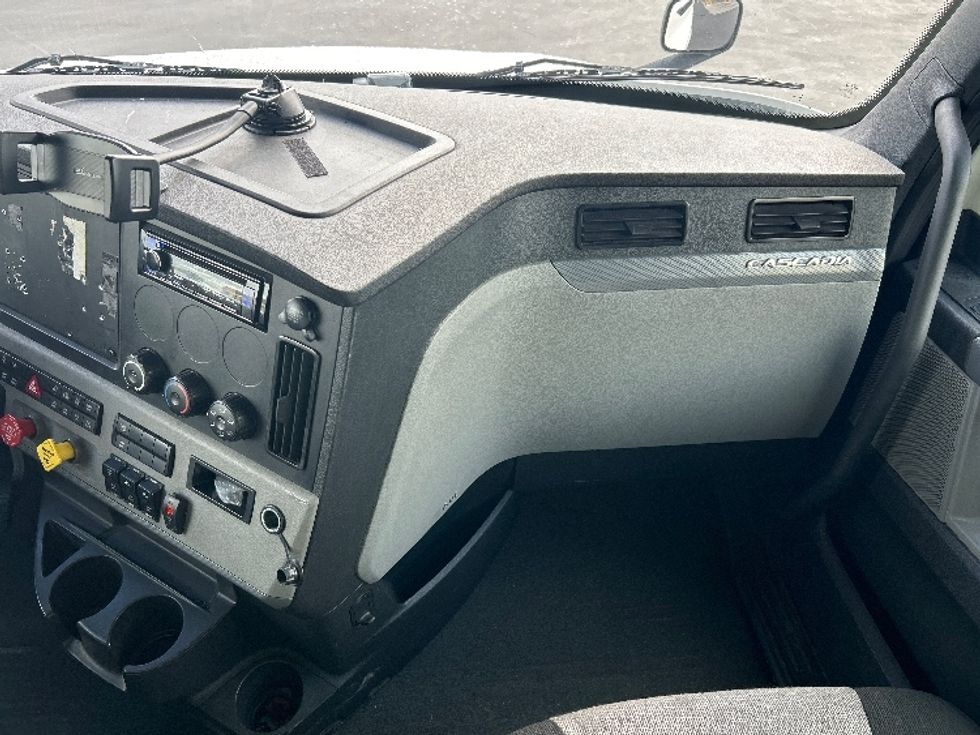 Sleeper Tractor-Heavy Duty Tractors-Freightliner-2020-T12664ST-Fontana-CA-421,165\n\t\tmiles-$ 69,500 - Image 14