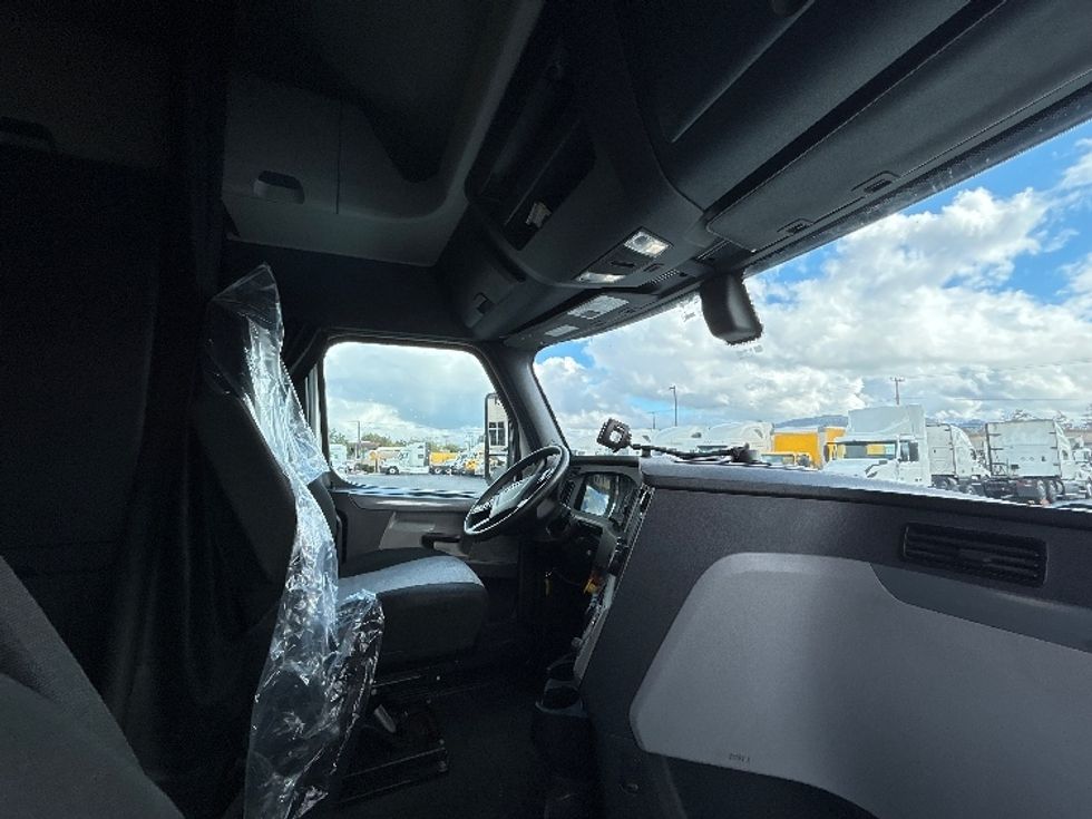 Sleeper Tractor-Heavy Duty Tractors-Freightliner-2020-T12664ST-Fontana-CA-421,165\n\t\tmiles-$ 69,500 - Image 15