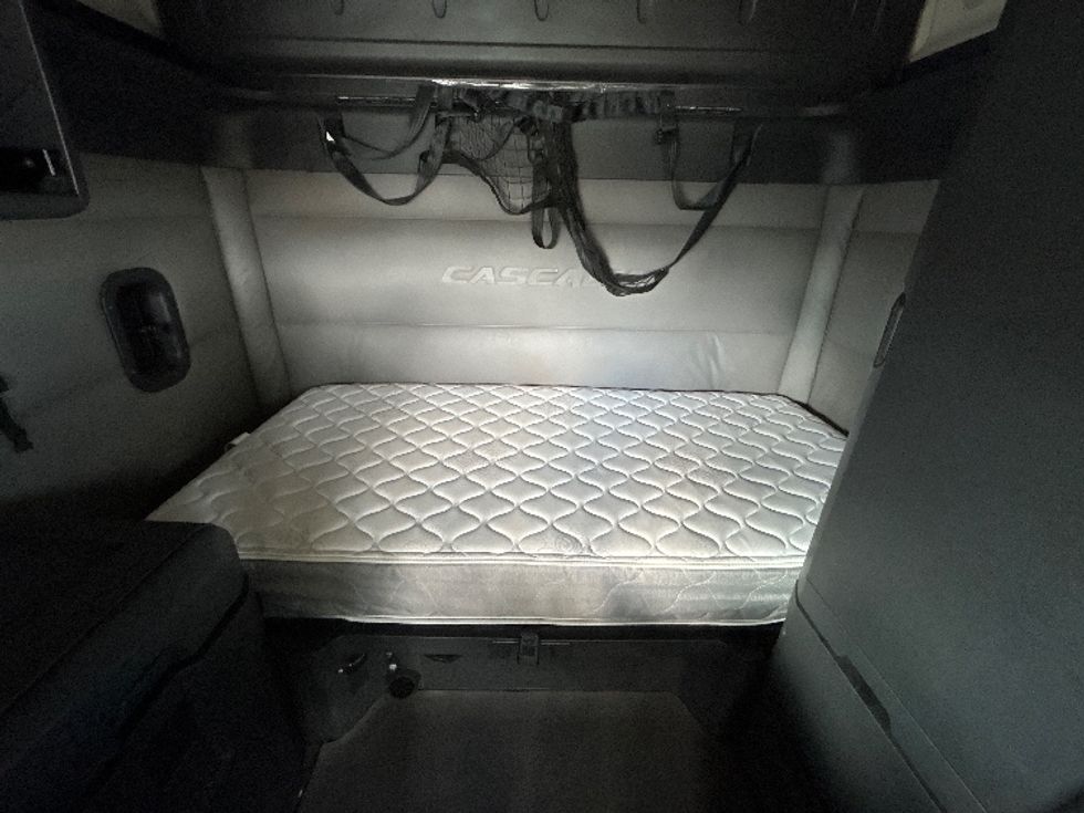 Sleeper Tractor-Heavy Duty Tractors-Freightliner-2020-T12664ST-Fontana-CA-421,165\n\t\tmiles-$ 69,500 - Image 16