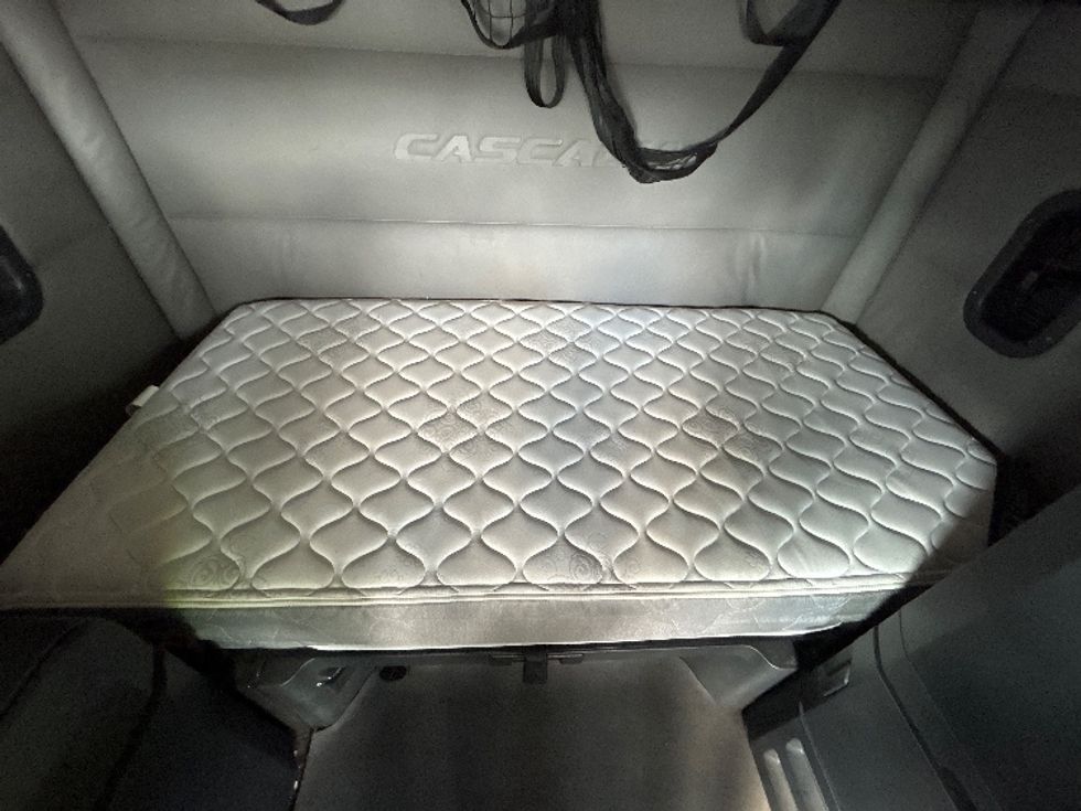 Sleeper Tractor-Heavy Duty Tractors-Freightliner-2020-T12664ST-Fontana-CA-421,165\n\t\tmiles-$ 69,500 - Image 17