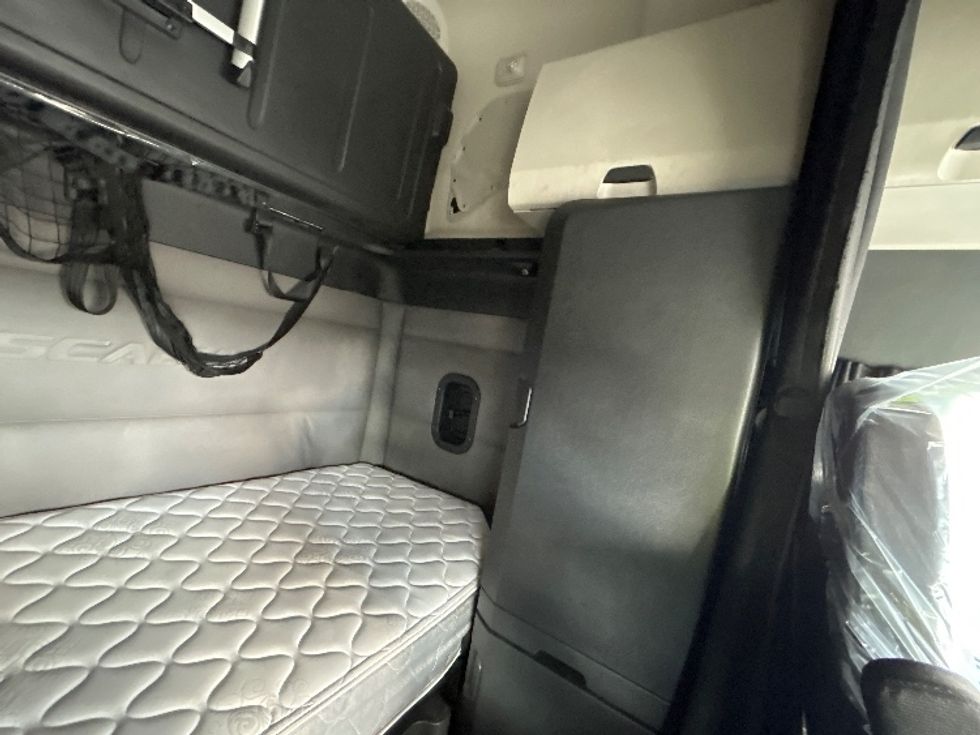 Sleeper Tractor-Heavy Duty Tractors-Freightliner-2020-T12664ST-Fontana-CA-421,165\n\t\tmiles-$ 69,500 - Image 18