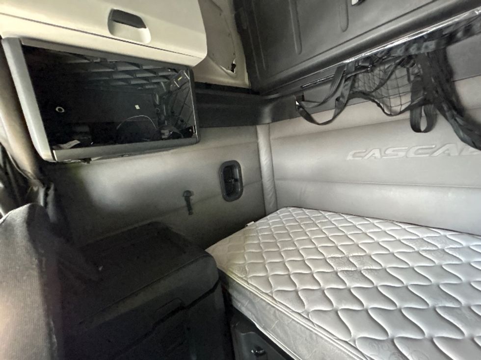 Sleeper Tractor-Heavy Duty Tractors-Freightliner-2020-T12664ST-Fontana-CA-421,165\n\t\tmiles-$ 69,500 - Image 19