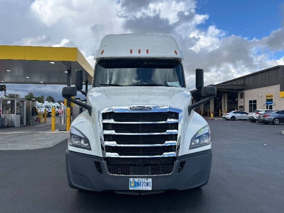 Sleeper Tractor-Heavy Duty Tractors-Freightliner-2020-T12664ST-Fontana-CA-421,165\n\t\tmiles-$ 69,500 - Image 2