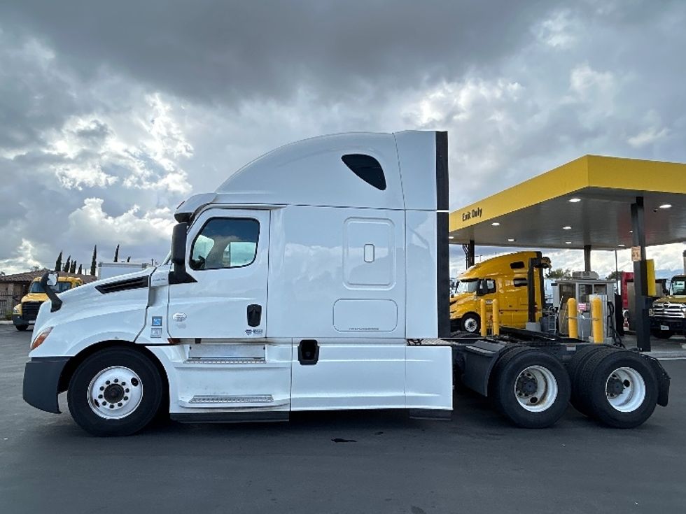 Sleeper Tractor-Heavy Duty Tractors-Freightliner-2020-T12664ST-Fontana-CA-421,165\n\t\tmiles-$ 69,500 - Image 4