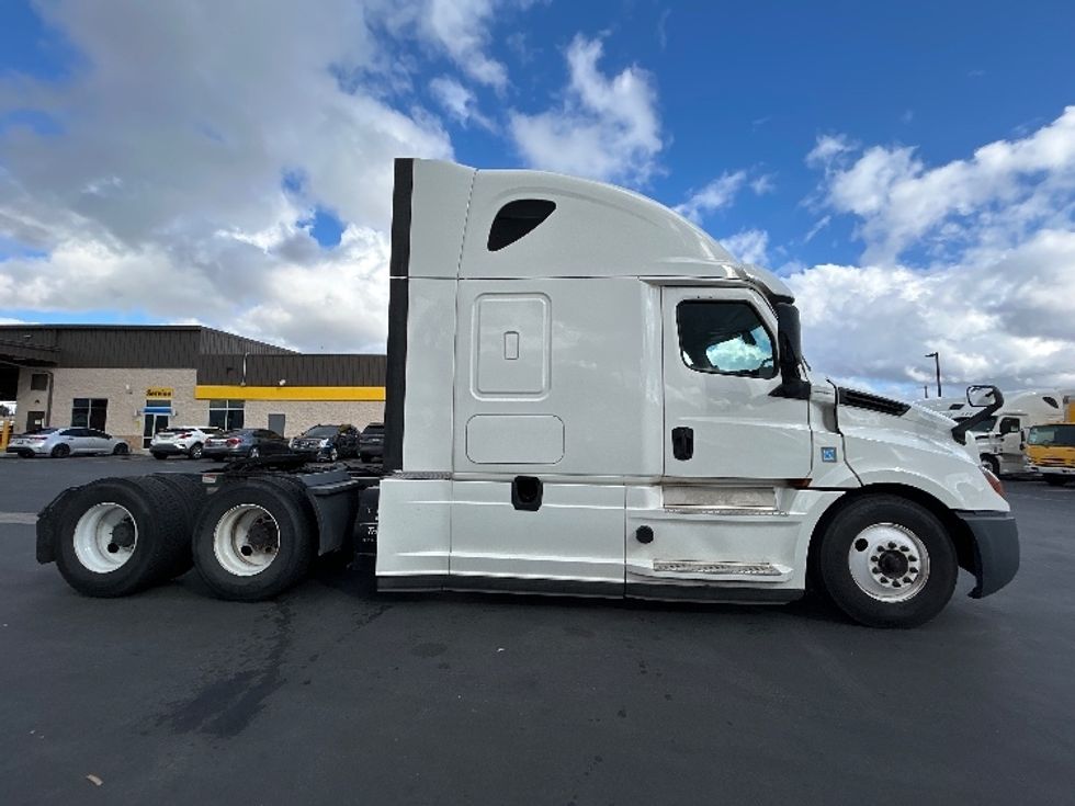 Sleeper Tractor-Heavy Duty Tractors-Freightliner-2020-T12664ST-Fontana-CA-421,165\n\t\tmiles-$ 69,500 - Image 8
