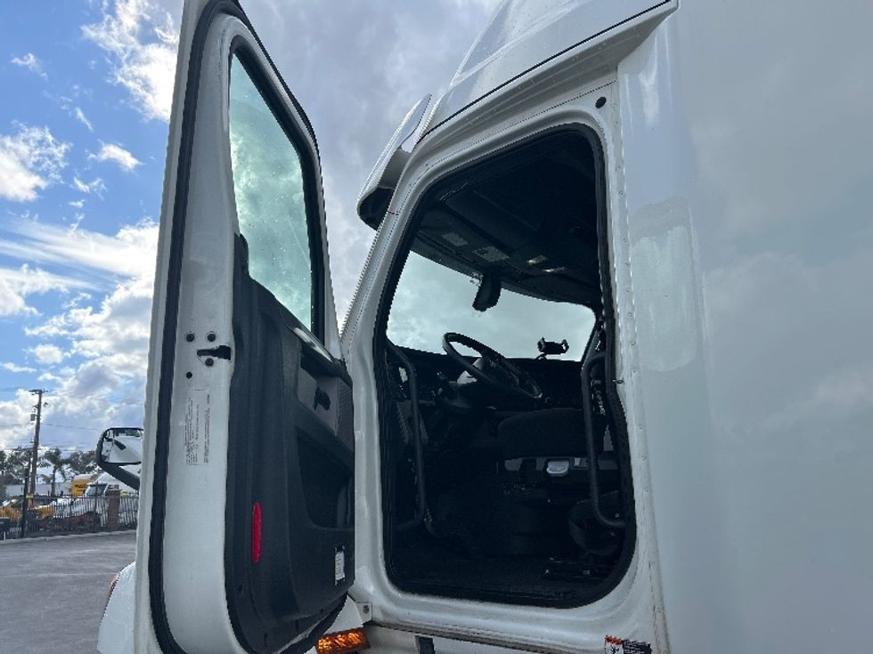 Sleeper Tractor-Heavy Duty Tractors-Freightliner-2020-T12664ST-Fontana-CA-421,165\n\t\tmiles-$ 69,500 - Image 9