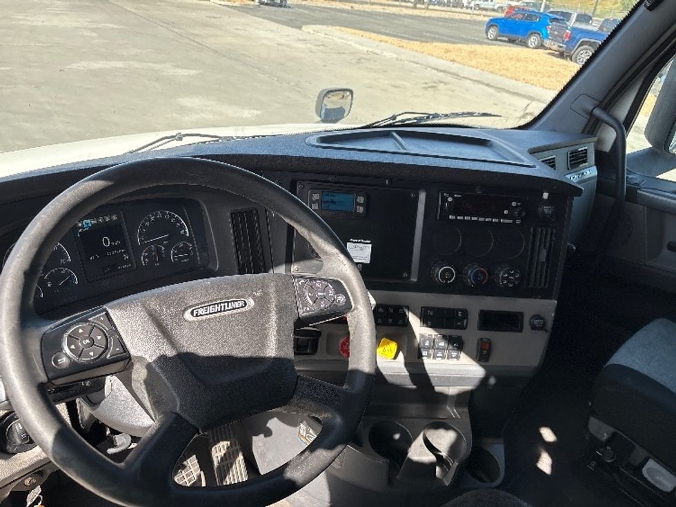 Sleeper Tractor-Heavy Duty Tractors-Freightliner-2020-T12664ST-Fontana-CA-433,559\n\t\tmiles-$ 70,000 - Image 10