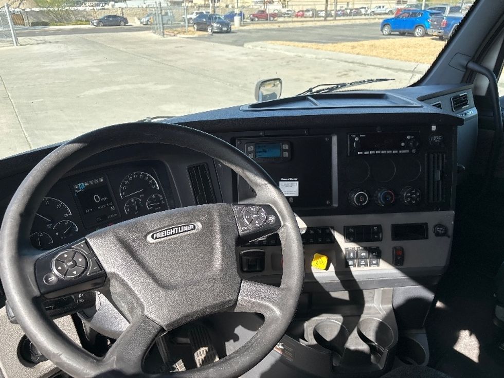 Sleeper Tractor-Heavy Duty Tractors-Freightliner-2020-T12664ST-Fontana-CA-433,559\n\t\tmiles-$ 70,000 - Image 11