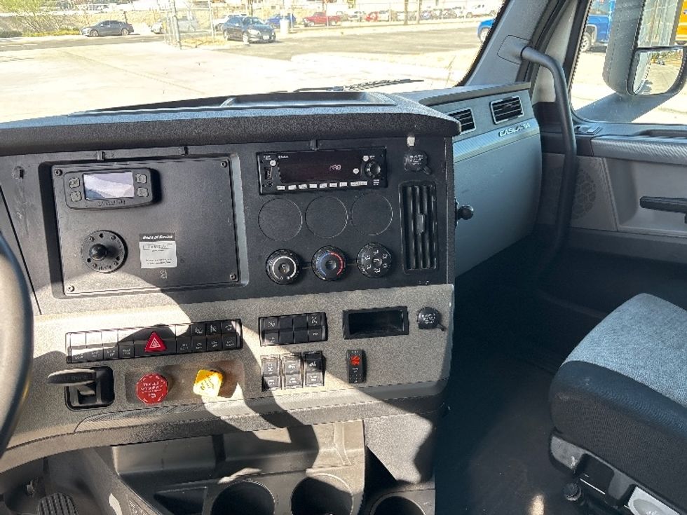 Sleeper Tractor-Heavy Duty Tractors-Freightliner-2020-T12664ST-Fontana-CA-433,559\n\t\tmiles-$ 70,000 - Image 12