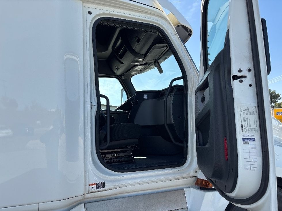 Sleeper Tractor-Heavy Duty Tractors-Freightliner-2020-T12664ST-Fontana-CA-433,559\n\t\tmiles-$ 70,000 - Image 13