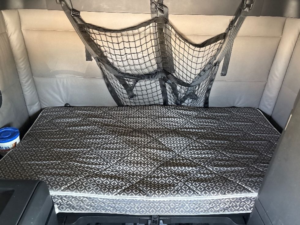 Sleeper Tractor-Heavy Duty Tractors-Freightliner-2020-T12664ST-Fontana-CA-433,559\n\t\tmiles-$ 70,000 - Image 16