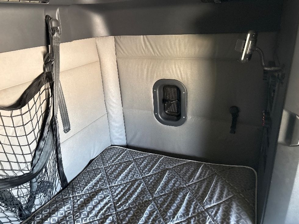 Sleeper Tractor-Heavy Duty Tractors-Freightliner-2020-T12664ST-Fontana-CA-433,559\n\t\tmiles-$ 70,000 - Image 18