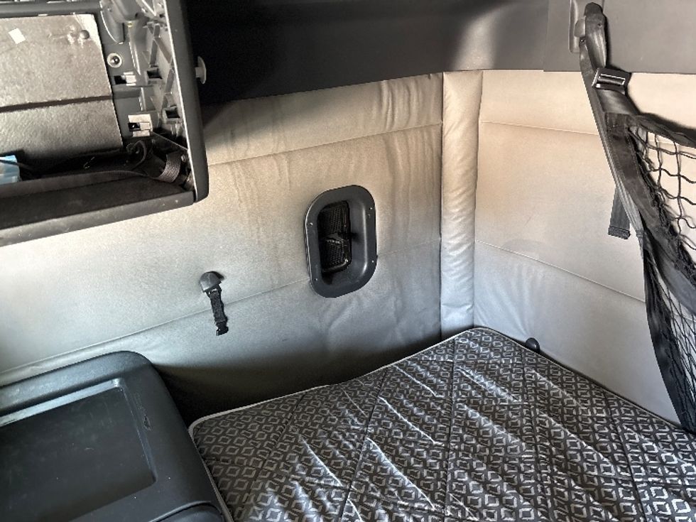 Sleeper Tractor-Heavy Duty Tractors-Freightliner-2020-T12664ST-Fontana-CA-433,559\n\t\tmiles-$ 70,000 - Image 19