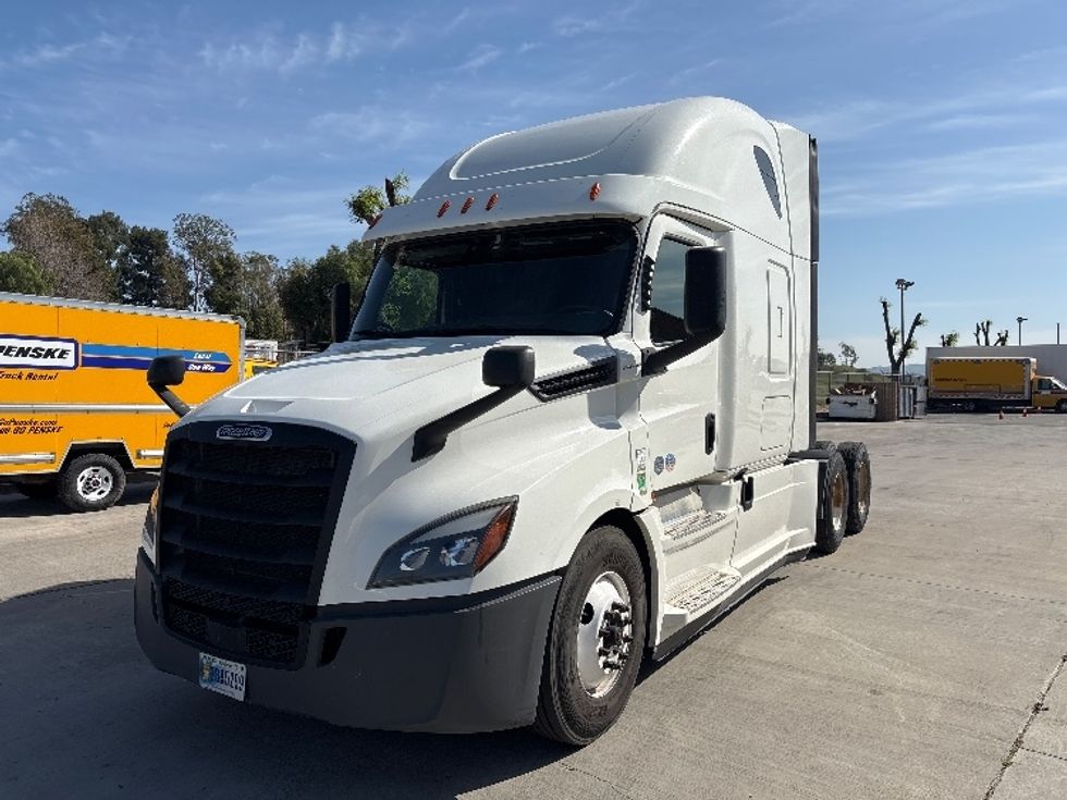 Sleeper Tractor-Heavy Duty Tractors-Freightliner-2020-T12664ST-Fontana-CA-433,559\n\t\tmiles-$ 70,000 - Image 3