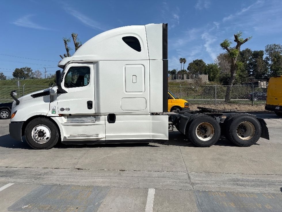 Sleeper Tractor-Heavy Duty Tractors-Freightliner-2020-T12664ST-Fontana-CA-433,559\n\t\tmiles-$ 70,000 - Image 4