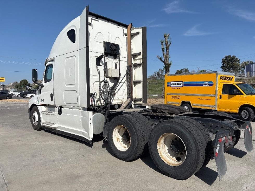 Sleeper Tractor-Heavy Duty Tractors-Freightliner-2020-T12664ST-Fontana-CA-433,559\n\t\tmiles-$ 70,000 - Image 5
