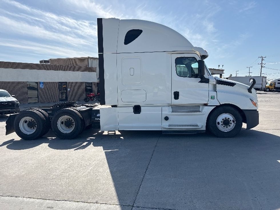Sleeper Tractor-Heavy Duty Tractors-Freightliner-2020-T12664ST-Fontana-CA-433,559\n\t\tmiles-$ 70,000 - Image 8